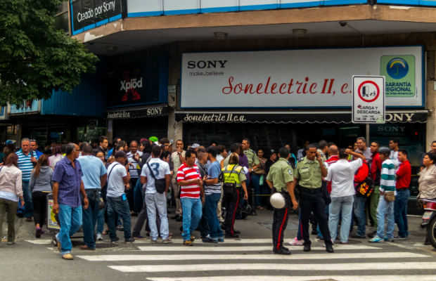 20131112-fila-venezuela