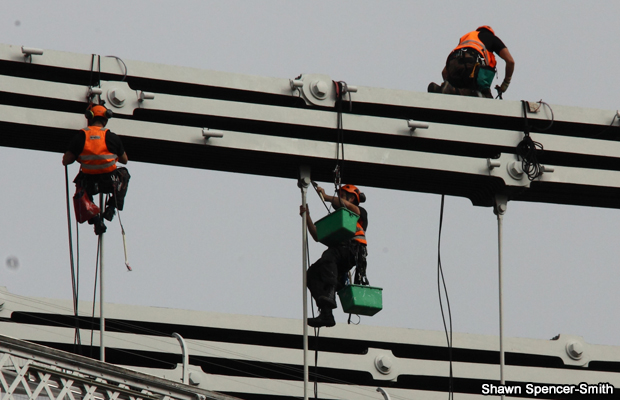 20140902-construction-workers