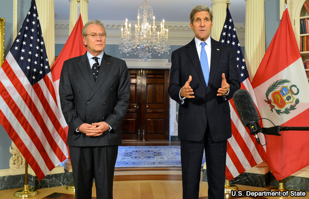 20141008-gonzalo-gutierrez-y-john-kerry