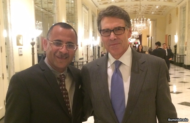 20150206-abel-nazario-y-rick-perry
