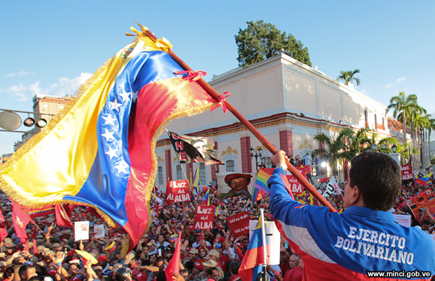 20150227-nicolas-maduro-bandera