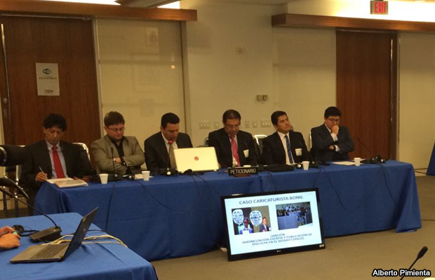 20150317-periodistas-ecuador