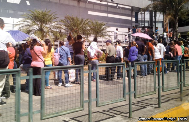 20150407-fila-venezuela