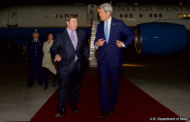 20151004-mike-hammer-y-john-kerry