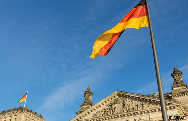 20151127-german-flag-reichstag