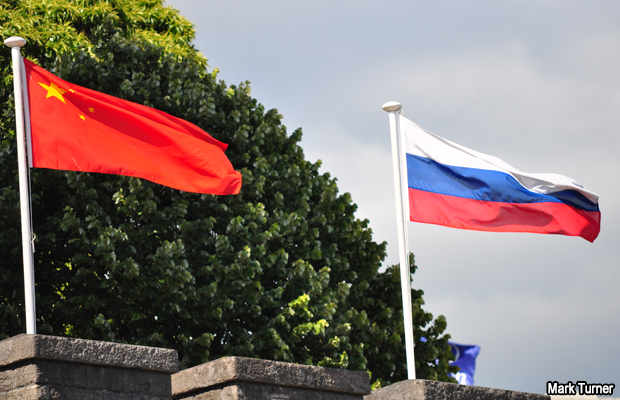 20110611-china-russia-flags