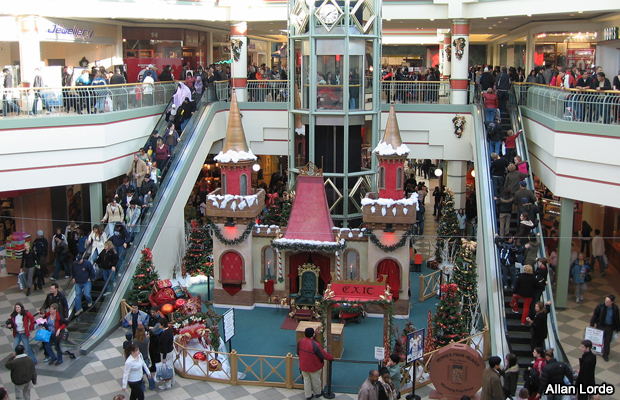 20061226-christmas-sales-shopping-mall