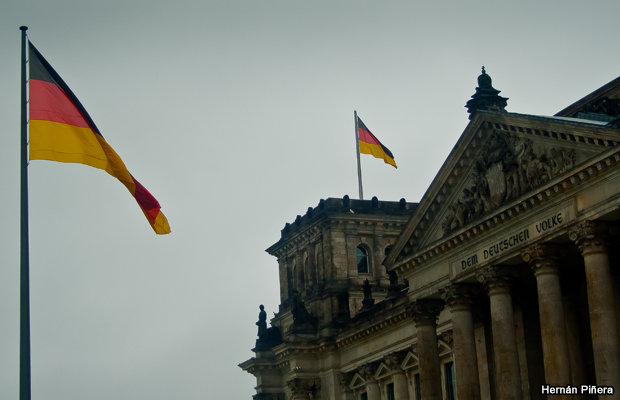 20110731-german-flag-bundestag